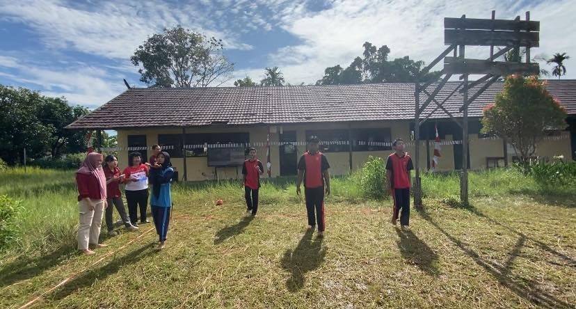 Keseruan siswa dan Dewan Guru dalam Lomba memeriahkan acara 17 Agustus di SMAS KARYA