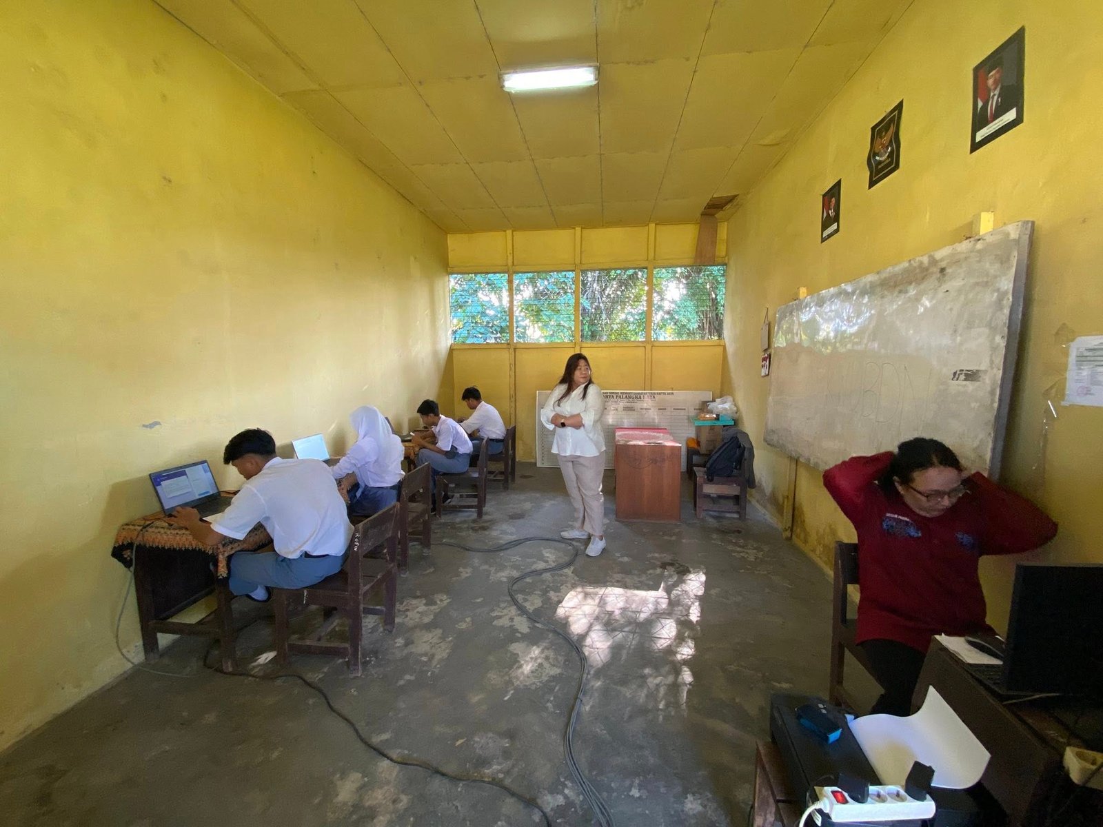 KEGIATAN PELAKSANAAN ANBK di SMA KARYA bersama  Pengawas IBU Monika pertukaran dari SMA PERINTIS PALANGKA RAYA